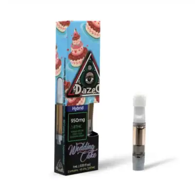 Dazed Delta 8 Cartridge 1g – Wedding Cake The DazeD8 Wedding Cake Delta 8 Cartridge 1G sits beside colorful packaging with cake graphics, featuring Dazed and Wedding Cake. It contains a potent blend of 950mg Delta 8, hybrid, and boasts a 43% Δ9THC content.