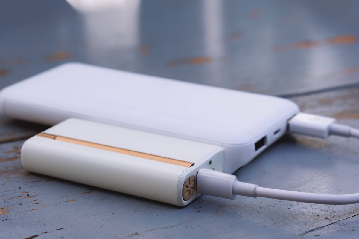 A person charging vaping device with the help of power bank