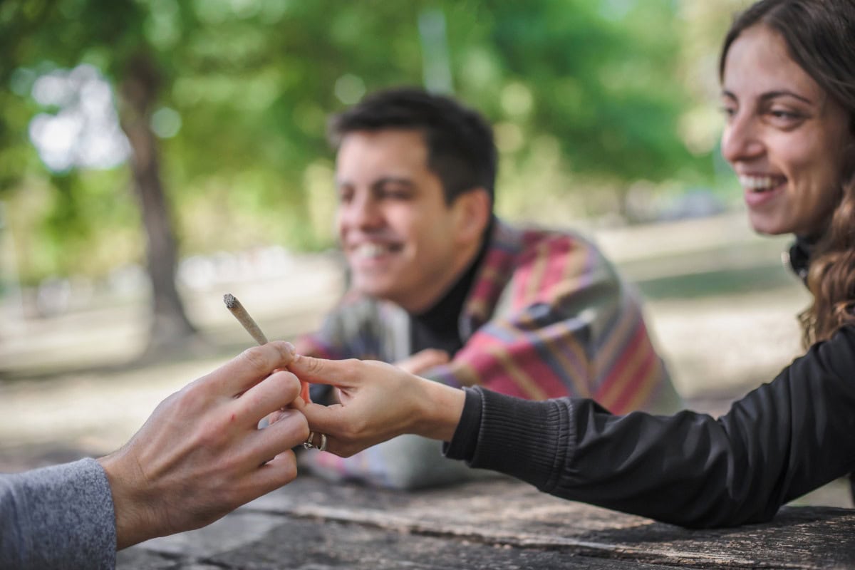 Chiefing Chiefing Meaning: Cannabis Slang, Etiquette, and Modern Uses